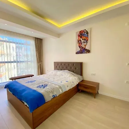 1bd Flat 200m To The Beach! Great Location!
