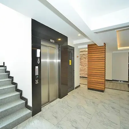 1bd Flat 200m To The Beach! Great Location!