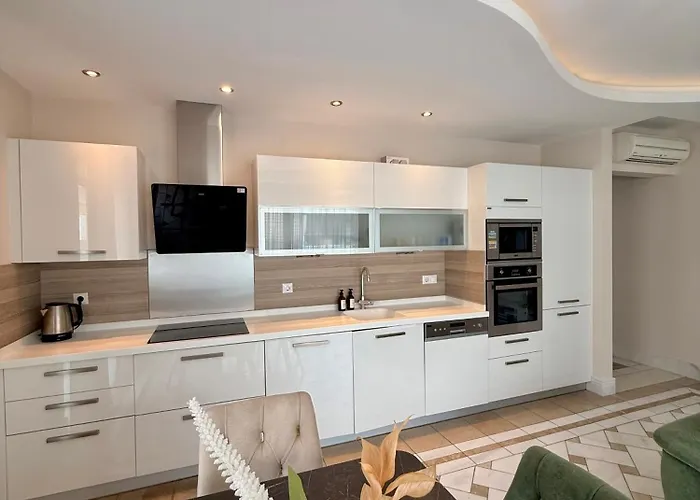 Sa Apartments! Cleopatra Beachfront 2bd Апартаменты